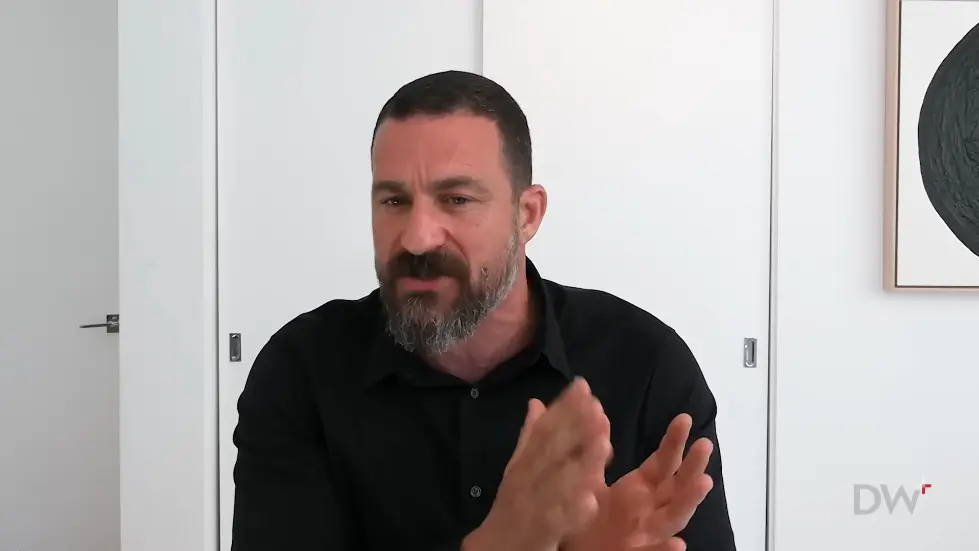 Neuroscience Meets Psychology | Dr. Andrew Huberman | EP 296 Dr Jordan B Peterson and Andrew Huberman discuss neurology, the way humans and animals react to specific stimuli. 069