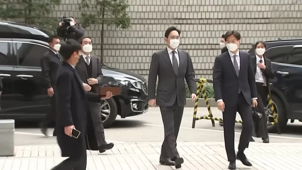 Samsung’s Dangerous Dominance over South Korea. Samsung takes "too big to fail" to a whole new level 017